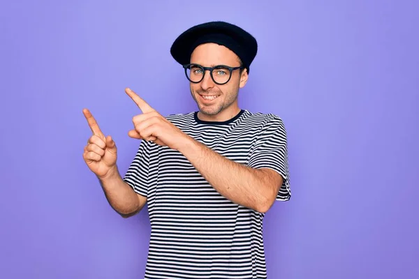 Bonito Homem Com Olhos Azuis Vestindo Camiseta Listrada Boina Francesa — Fotografia de Stock