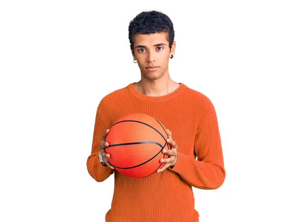Basketbol Topu Tutan Afrikalı Genç Bir Amerikalı Düşünen Bir Adam — Stok fotoğraf