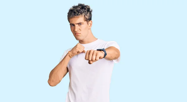 Junger Gutaussehender Mann Lässigem Weißem Shirt Mit Faustschlägen Zum Kampf — Stockfoto