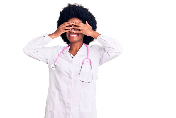 Joven Mujer Afroamericana Vistiendo Abrigo Médico Estetoscopio Cubriendo Los Ojos — Foto de Stock