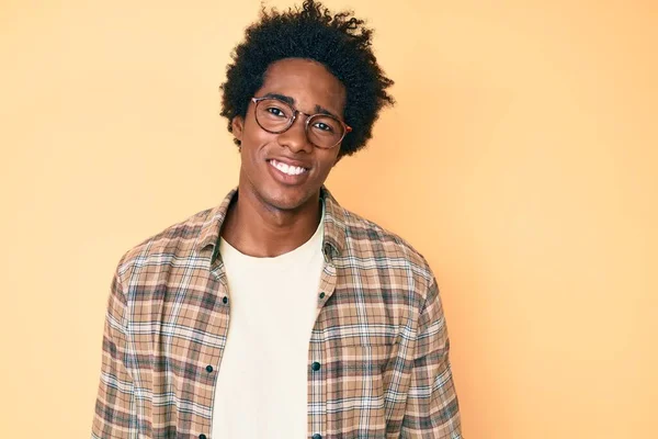 Bonito Homem Afro Americano Com Cabelo Afro Vestindo Roupas Casuais — Fotografia de Stock