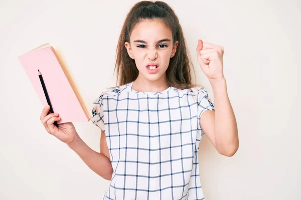 Menina Hispânica Bonito Segurando Livro Lápis Irritado Frustrado Gritando Com — Fotografia de Stock
