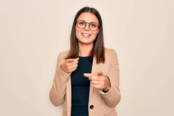 Jonge Mooie Brunette Zakenvrouw Dragen Jas Bril Witte Achtergrond Wijzende — Stockfoto