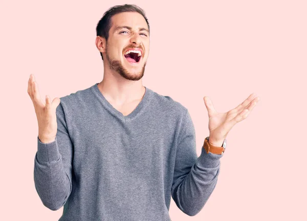 Homem Branco Bonito Jovem Vestindo Camisola Inverno Casual Louco Louco — Fotografia de Stock