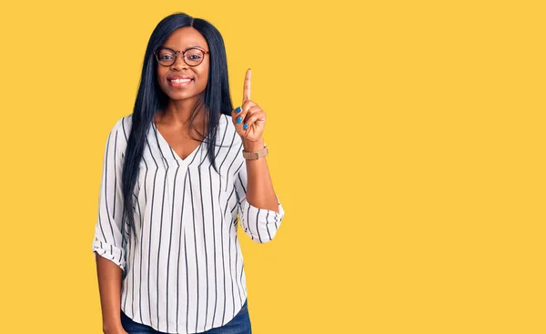 Gündelik Giysiler Gözlük Takan Genç Afro Amerikan Kadın Başarılı Bir — Stok fotoğraf