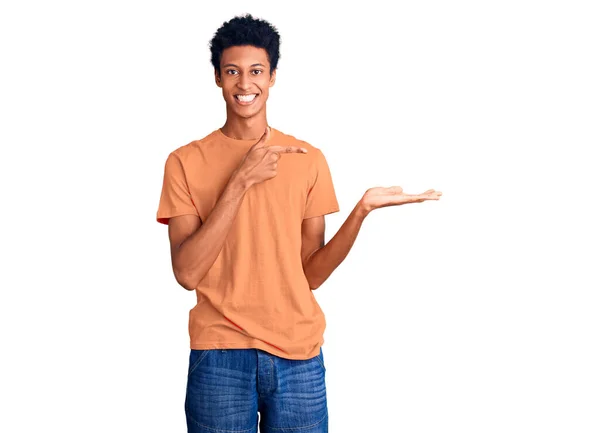 Jovem Afro Americano Vestindo Roupas Casuais Maravilhado Sorrindo Para Câmera — Fotografia de Stock