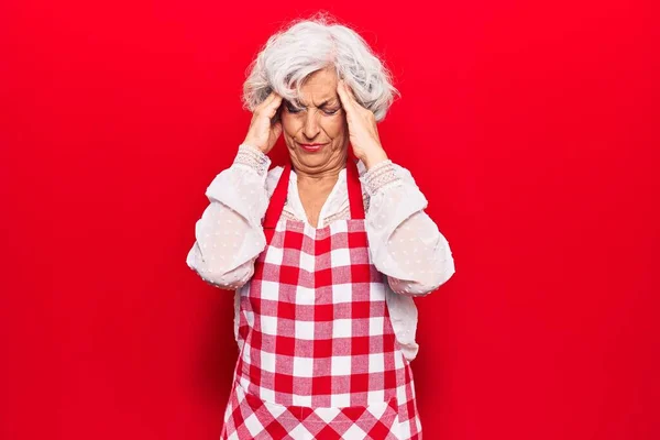 Donna Anziana Dai Capelli Grigi Che Indossa Grembiule Con Testa — Foto Stock