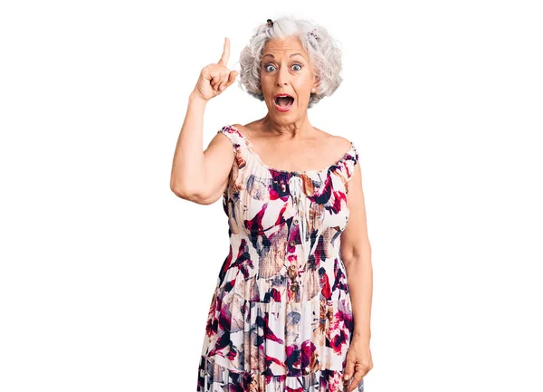 Äldre Gråhårig Kvinna Vardagskläder Som Pekar Finger Upp Med Lyckad — Stockfoto