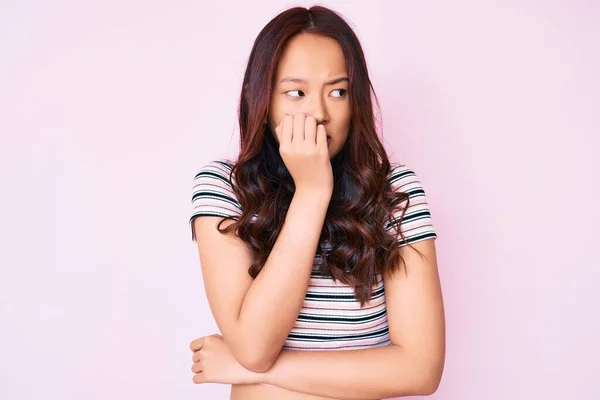 Menina Chinesa Bonita Nova Vestindo Roupas Casuais Olhando Estressado Nervoso — Fotografia de Stock