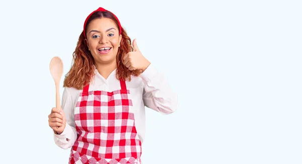 Jovem Mulher Latina Vestindo Avental Segurando Colher Madeira Sorrindo Feliz — Fotografia de Stock