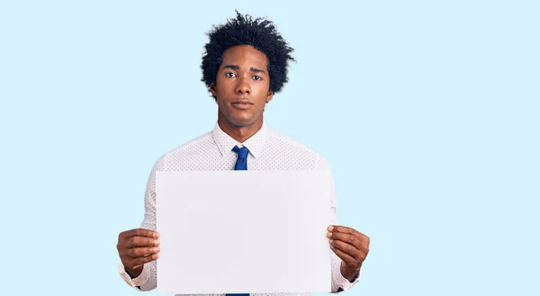 Knappe Afrikaanse Amerikaanse Man Met Afro Haar Met Lege Banner — Stockfoto