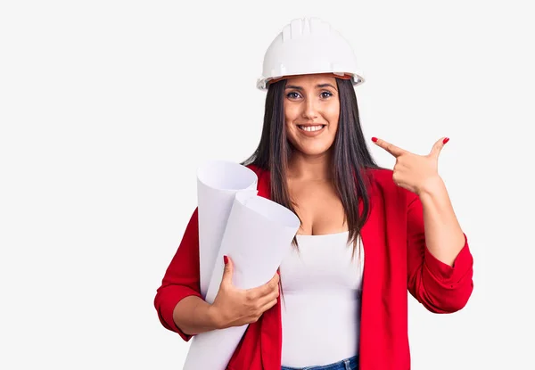 Jong Mooi Brunette Vrouw Dragen Hardhat Houden Architect Blauwdruk Wijzend — Stockfoto