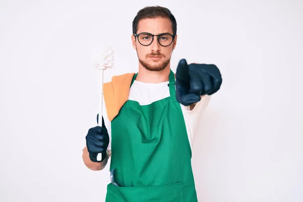 Joven Hombre Guapo Con Delantal Sosteniendo Cepillo Inodoro Señalando Con — Foto de Stock