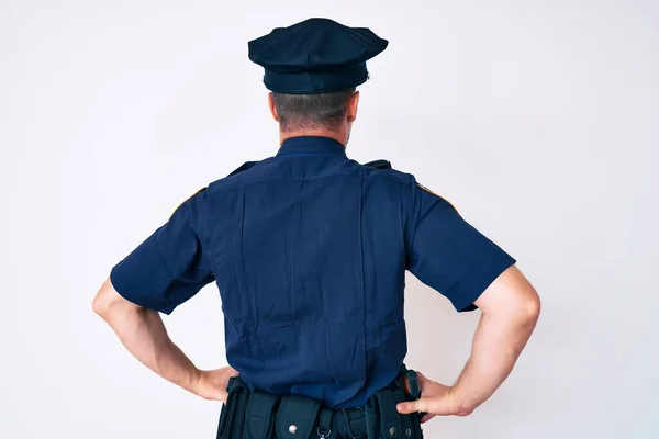 Νεαρός Καυκάσιος Άνδρας Αστυνομική Στολή Στέκεται Πίσω Κοιτώντας Μακριά Χέρια — Φωτογραφία Αρχείου