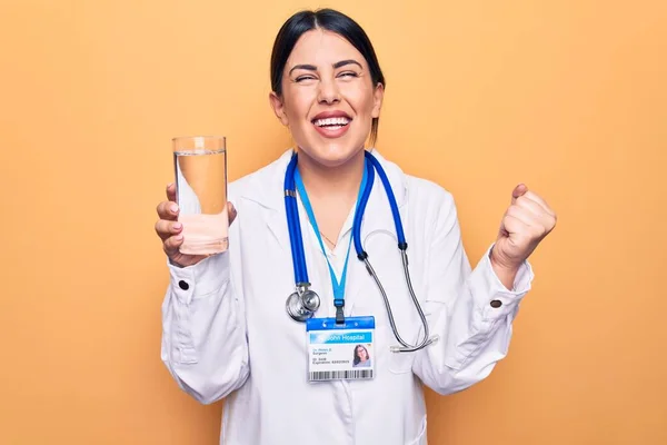 Mulher Médico Bonita Vestindo Estetoscópio Beber Copo Água Sobre Fundo — Fotografia de Stock