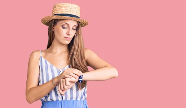 Joven Hermosa Mujer Rubia Con Sombrero Verano Comprobar Hora Reloj —  Fotos de Stock