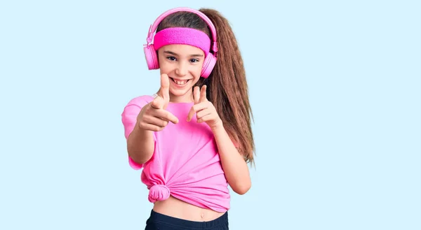 Χαριτωμένο Ισπανόφωνο Κορίτσι Φορώντας Ρούχα Γυμναστικής Και Χρησιμοποιώντας Ακουστικά Που — Φωτογραφία Αρχείου