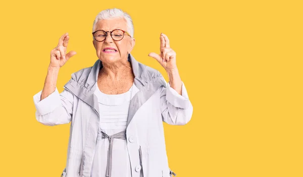 Senior Vacker Kvinna Med Blå Ögon Och Grått Hår Bär — Stockfoto