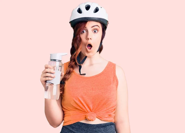 Junge Schöne Frau Trägt Fahrradhelm Und Hält Wasserflasche Erschrocken Und — Stockfoto