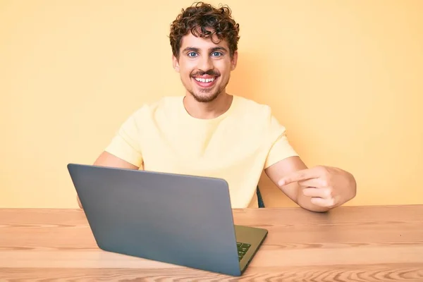 Ofiste Çalışan Kıvırcık Saçlı Laptopuyla Gülümseyen Eli Parmağı Ile Mutlu — Stok fotoğraf