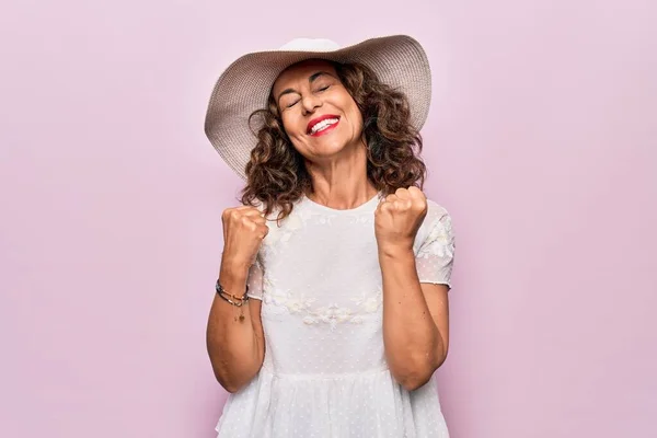 Mulher Bonita Meia Idade Vestindo Camiseta Verão Chapéu Sobre Fundo — Fotografia de Stock