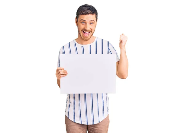 Jovem Bonito Com Urso Segurando Banner Vazio Gritando Orgulhoso Celebrando — Fotografia de Stock