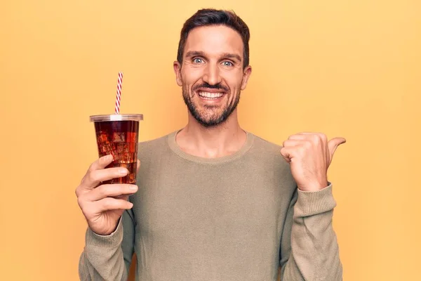 Jovem Homem Bonito Bebendo Bebida Refresco Cola Sobre Fundo Amarelo — Fotografia de Stock