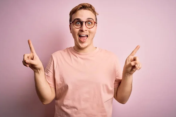 Joven Hombre Pelirrojo Guapo Con Camiseta Casual Pie Sobre Fondo —  Fotos de Stock