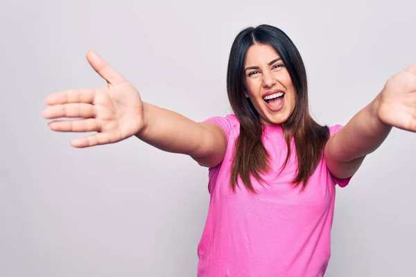 Jonge Mooie Brunette Vrouw Draagt Casual Roze Shirt Staan Witte — Stockfoto