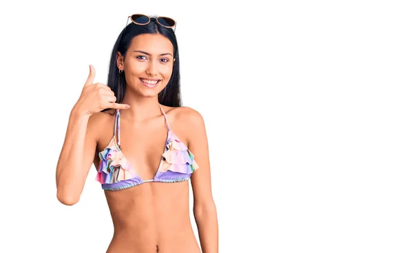 Joven Chica Latina Hermosa Con Bikini Gafas Sol Sonriendo Haciendo — Foto de Stock