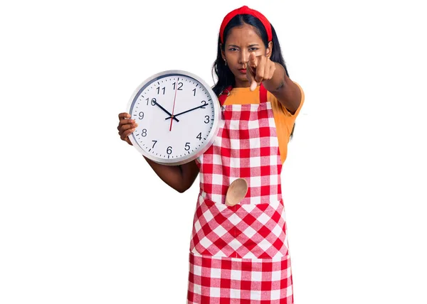 Joven Chica India Usando Delantal Cocinero Sosteniendo Gran Reloj Apuntando — Foto de Stock