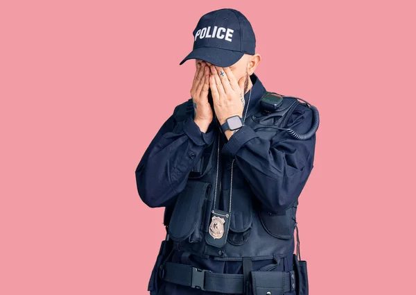 疲労や頭痛 疲れた表情のために警察の制服を着た若いハンサムな男 ビジョンの問題 — ストック写真