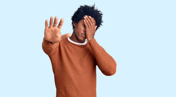 Нахабний Афро Американець Волоссям Афроамериканського Кольору Одягнений Звичайний Одяг Закриваючи — стокове фото