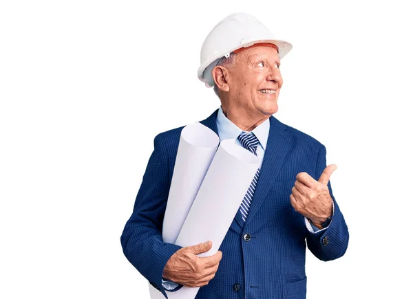 Senior Stilig Gråhårig Man Bär Arkitekt Hardhat Hålla Ritningar Pekar — Stockfoto