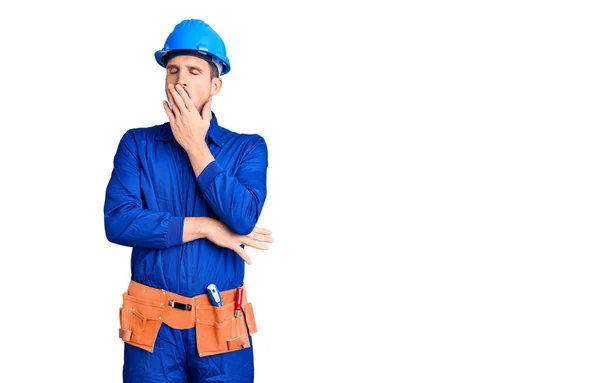 Homem Bonito Jovem Vestindo Uniforme Trabalhador Hardhat Entediado Bocejo Cansado — Fotografia de Stock