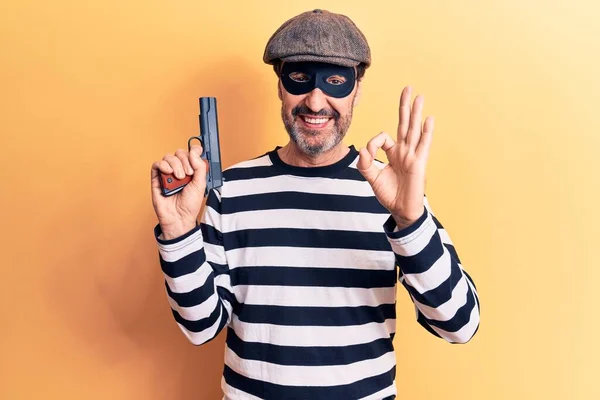 Homem Ladrão Bonito Meia Idade Usando Tampa Máscara Segurando Arma — Fotografia de Stock