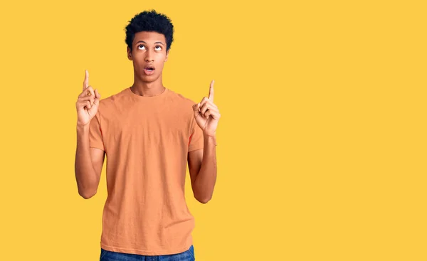 Jovem Afro Americano Vestindo Roupas Casuais Espantado Surpreso Olhando Para — Fotografia de Stock