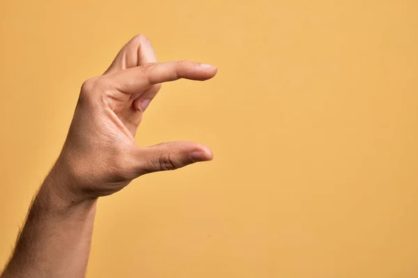Χέρι Του Καυκάσου Νεαρός Άνδρας Δείχνει Δάχτυλα Πάνω Από Απομονωμένο — Φωτογραφία Αρχείου
