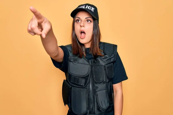 Genç Güzel Esmer Polis Üniforması Giyen Kurşun Geçirmez Şapkalı Bir — Stok fotoğraf