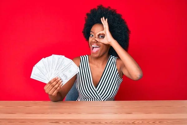 Joven Afroamericana Americana Sosteniendo Dólares Sonriendo Feliz Haciendo Signo Con —  Fotos de Stock