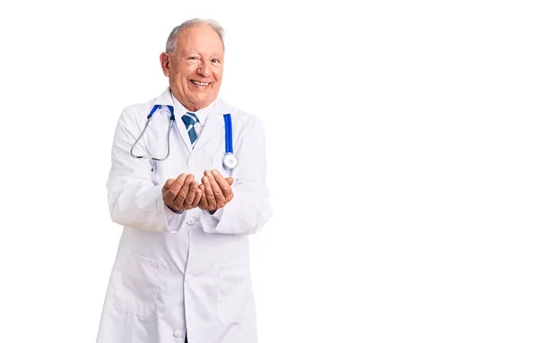 Senior Knappe Grijsharige Man Met Doktersjas Stethoscoop Die Glimlacht Met — Stockfoto