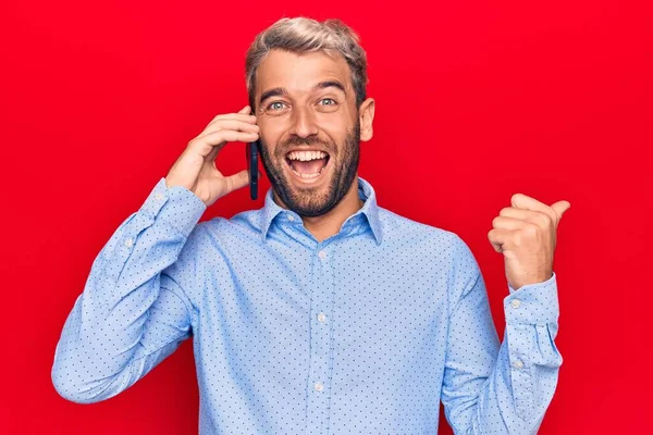 Jonge Knappe Blonde Man Met Baard Hebben Gesprek Praten Smartphone — Stockfoto