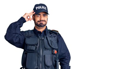 Polis üniforması giyen genç İspanyol adam, alında bir sorun olduğu için endişeli ve stresli, gergin ve bunalımda. 
