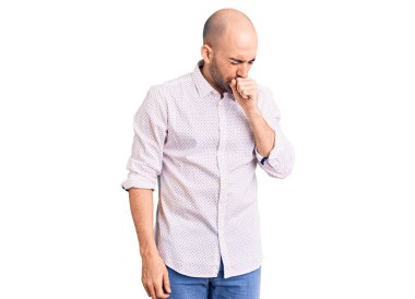 Zarif gömlek giyen genç yakışıklı adam kendini kötü hissediyor ve soğuk algınlığı veya bronşitin belirtisi olarak öksürüyor. sağlık hizmeti kavramı. 