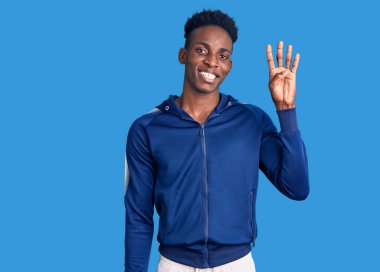 Afro-Amerikalı genç adam spor giysisi giyer ve dört numarayı göstererek gülümserken kendinden emin ve mutlu.. 