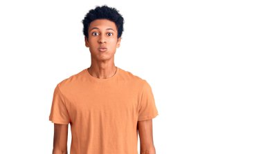 Sıradan kıyafetler giyen, komik yüzlü, yanak şişiren genç Afro-Amerikan bir adam. Havayla şişmiş ağız, çılgın bir ifade.. 