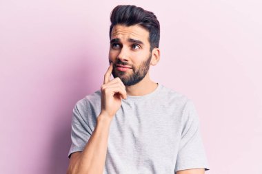 Sakallı, sıradan tişörtler giyen genç ve yakışıklı bir adam şüphe üzerine yoğunlaşmıştı. 