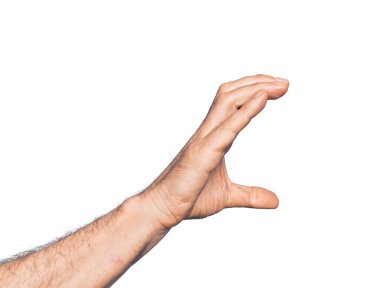 Kafkasyalı orta yaşlı bir adamın eli beyaz arka plandaki izole edilmiş beyaz şeyi alıyor ve görünmez bir şeyi alıyor, parmakları boşluğu gösteren bir nesneyi tutuyor.
