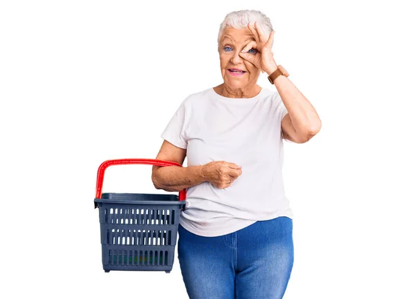 Senior Hermosa Mujer Con Ojos Azules Pelo Gris Celebración Cesta —  Fotos de Stock