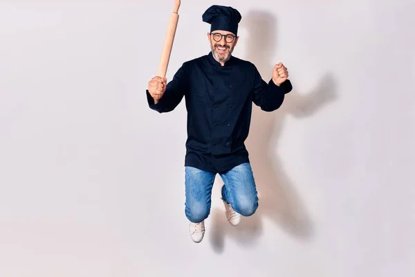 Hombre Hispano Guapo Mediana Edad Con Gafas Uniforme Cocinero Sonriendo — Foto de Stock